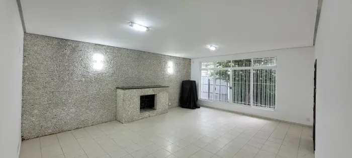 Casa para aluguel possui 300 metros quadrados com 7 quartos