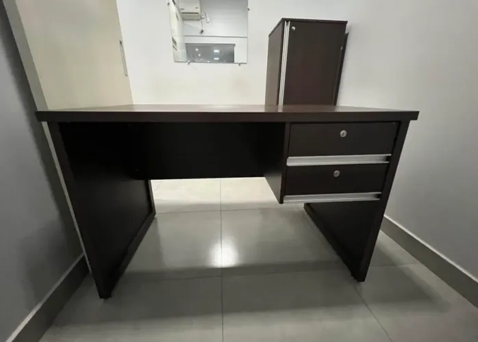 Mesa de Escritório usada com 2 Gavetas.