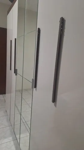 Guarda-Roupa Casal Amplo em Madeira - Excelente Estado e Ótimo Espaço Interno.