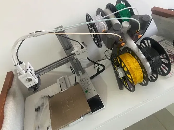 Impressora Bambu Lab A1 mini Combo AMS com vários filamentos 