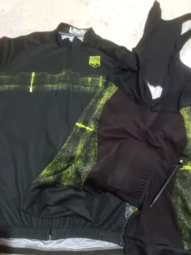 Conjunto camiseta e bretelle