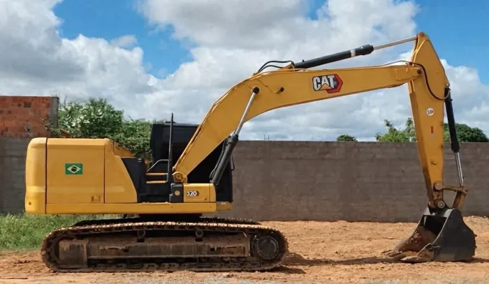 Escavadeira Caterpillar 320 NG ano 2022, com motor 6 cilindros, 4.150 horas, na Bahia