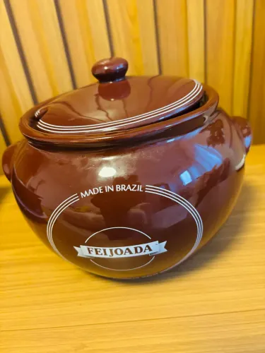 Uma linda panela de cerâmica para feijoada