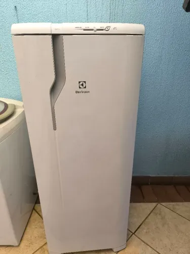 Geladeira Eletrolux Defrost 240L Degelo Prático - 2 anos de uso