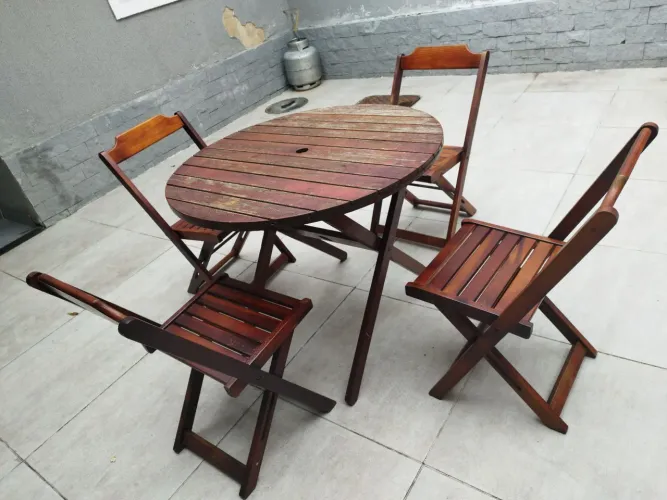 mesa de madeira com cadeiras