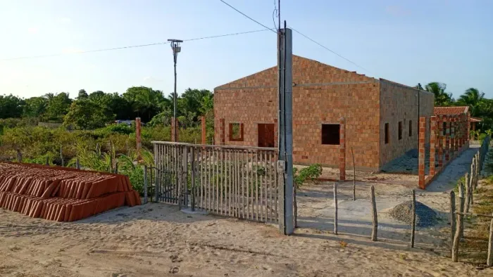 Vendo terreno com duas casas e um terreno em icaraizinho de amontada.