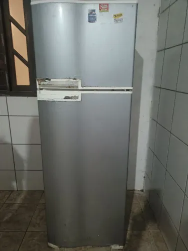 Vendo a geladeira continental gelo seco borracha boa motor bom toda torta geladeira