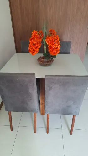 Vendo mesa com 4 cadeira novinha muito barato comprando a mesa leva o arranjo de brinde