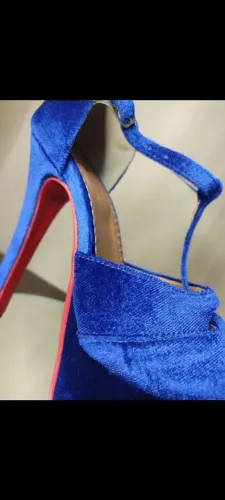 Sapato de salto 14cm em veludo azul, sola vermelha