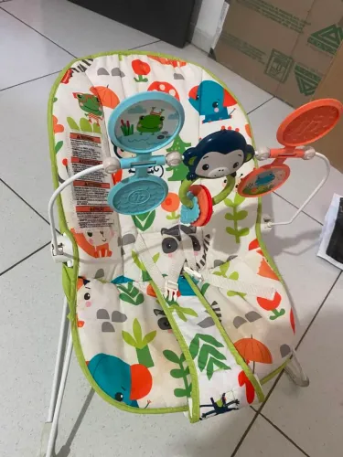 Cadeirinha de Descanso para Bebê Fisher-Price Semi Nova com Brinquedos