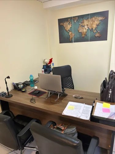 MESA DE ESCRITÓRIO EM L E CADEIRAS
