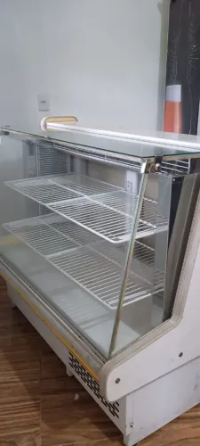 Balcão refrigerado, perfeito pra colocar bolos, tortas, doces e outros