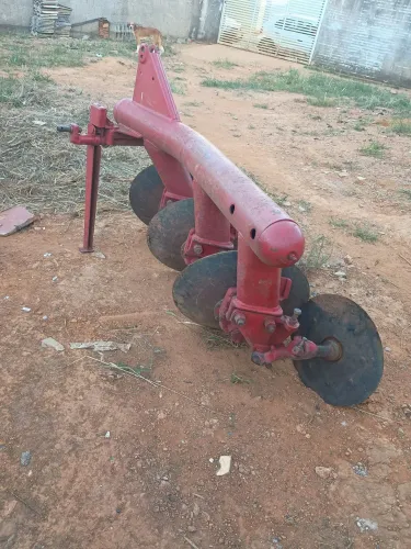 Vendo grade niveladora e arado 3 bacias 