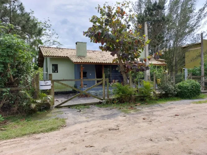 Imóvel pé na areia com 3 casas no terreno na Praia da Ferrugem- Garopaba/SC