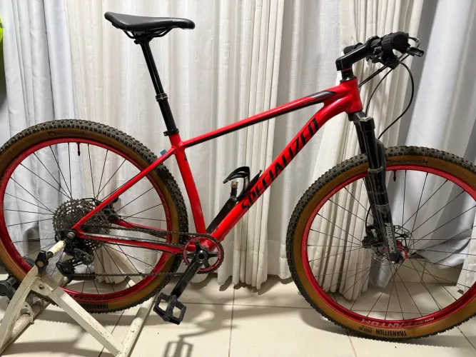 Bike MTB Specialized Rockhopper Shimano 1x11 com Canote Retrátil