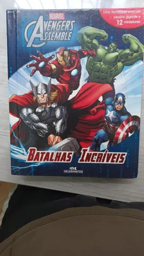 Vingadores Avengers Assemble - Batalhas Incríveis - Livro com cenário e 12 miniaturas