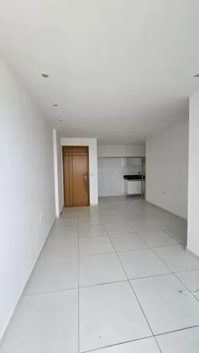 ALUGO APARTAMENTO COM 2/4 SENDO UM SUÍTE e COM VARANDA. VALOR R$2.700,00