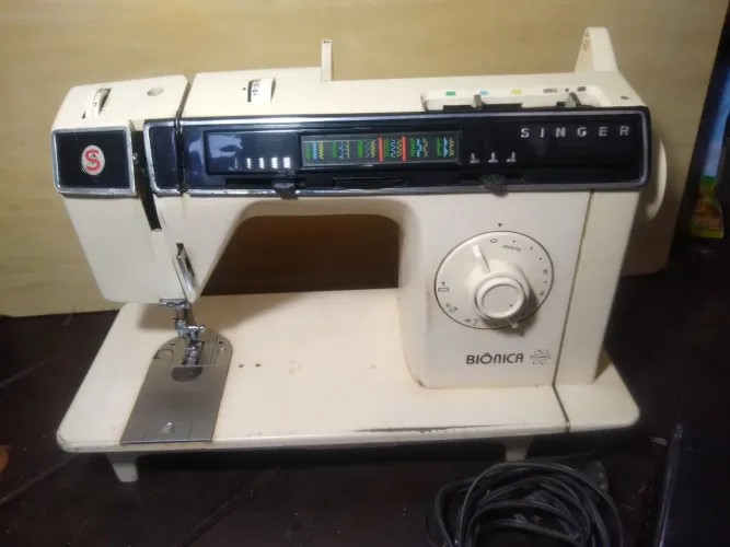 Máquina de costura Singer biônica funcionando perfeitamente 