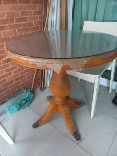 Linda mesa em mogno. Com tampo em vidro.