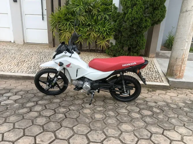 Honda pop 110i, três opções de cores Azul Vermelho e Branco