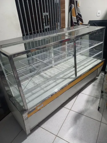 Vendo expositor para pães, bolos e etc. Em boas condições uso.