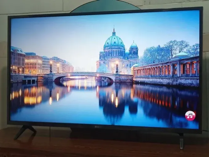 Smart TV LG 43" Full HD em excelente estado.