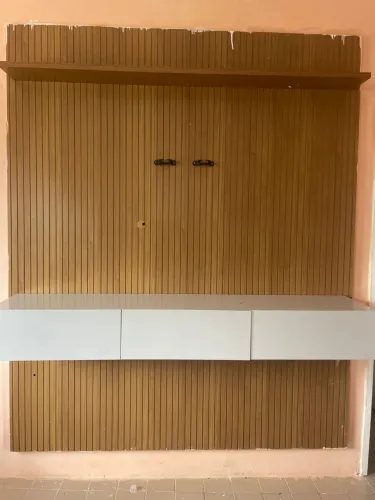 Painel ripado com bancadas e gavetas. Completo