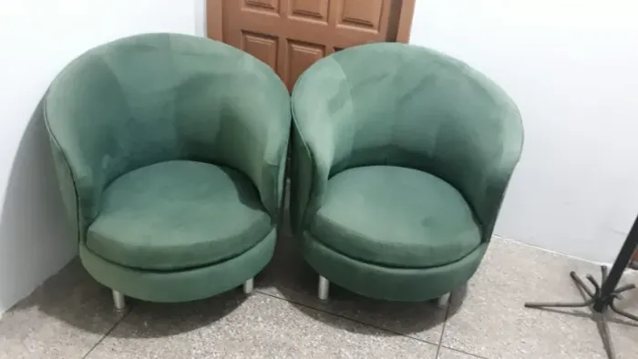 Pufs e cadeiras aveludados