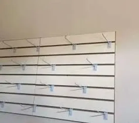 Painel canaletado com ganchos  