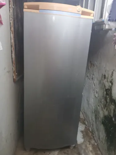 Vender -se- uma geladeira marca? Consul valor 350 cuida ta no preço ta funciona normal