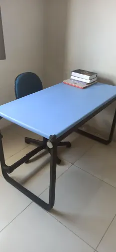 Mesa envelopada de madeira com base de ferro