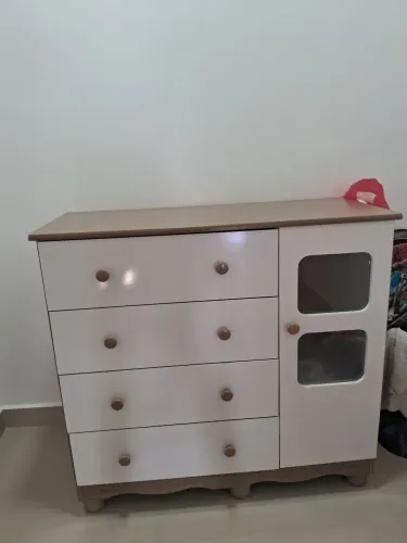 Cômoda Infantil Peroba Uli 1 Porta 4 Gavetas Cor Branco/carvalho