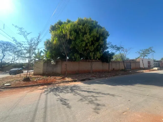 OPORTUNIDADE DE VENDA  LOTE COM 2 BARRACÕES NO VEIGA JARDIM!