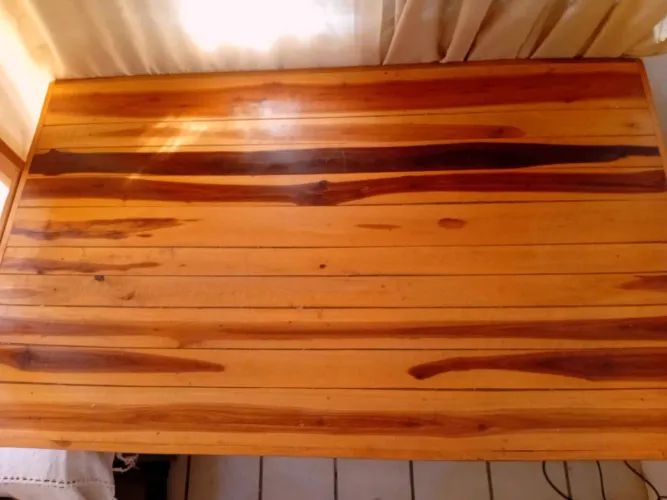 Mesa em madeira maciça com 4 cadeiras