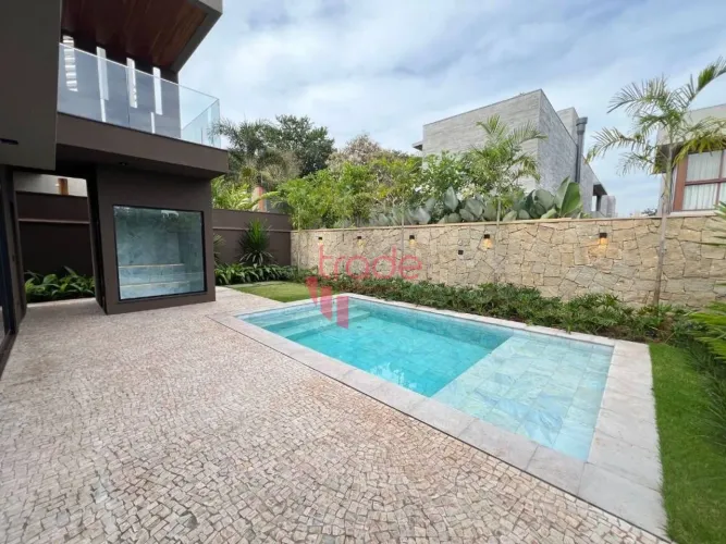 Casa à Venda de Alto Padrão em Condomínio Fechado com 05 Suítes no Jardim Olhos D´água em