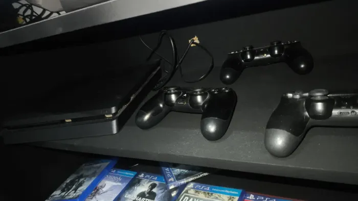 Ps4 slim 1tb com 3 controles e vários jogos