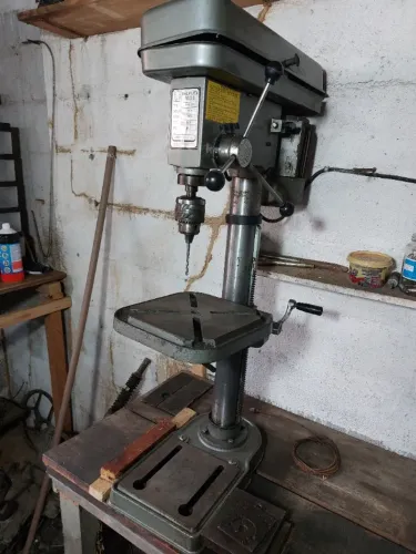 Vendo 2 tornos, frezadora manual e furadeira de bancada.