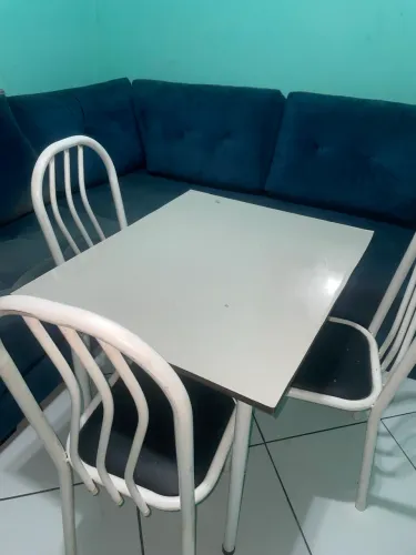 Mesa e cadeiras