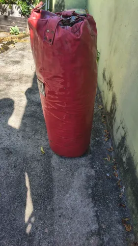 estou vendendo saco de pancadas semi novo.