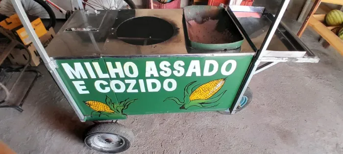 Carrinho móvel de milho assado e cozido