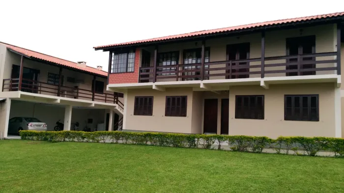 Solar com 4 aptos mobiliados mais terreno de 388m2. Aceito permuta praia de Jurere.