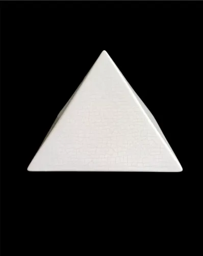 Pirâmide decorativa em cerâmica craquelada branca, manufatura vintage original, anos 70