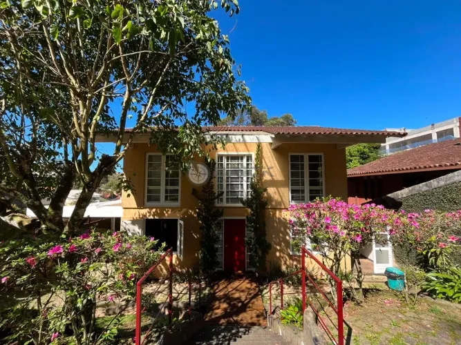Casa triplex para locação com 3 quartos sendo 1 suíte, 391 m² no Alto - Teresópolis/RJ.