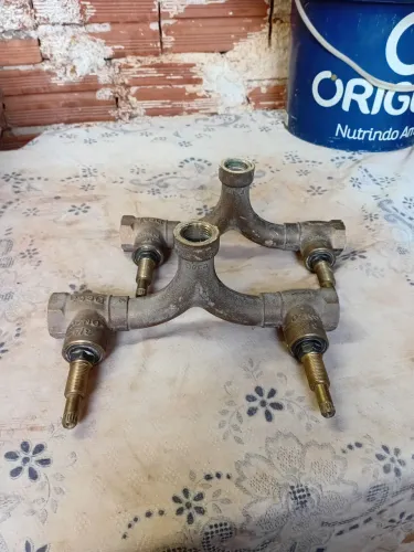 base para misturador de chuveiro da marca Deca, modelo Michu.