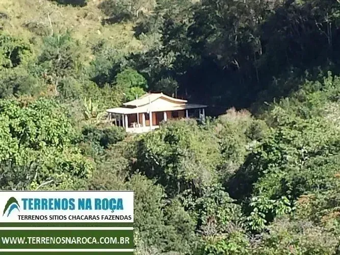 Sitio em Crucilândia/MG, com nascente e lagoa, casa nova grande ótimo cantinho na roça