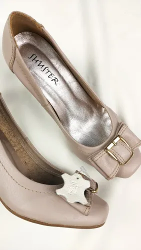 Sandália Scarpin Nude Shuster Feminino Couro Legítimo Salto Bloco Médio Confortável Laço