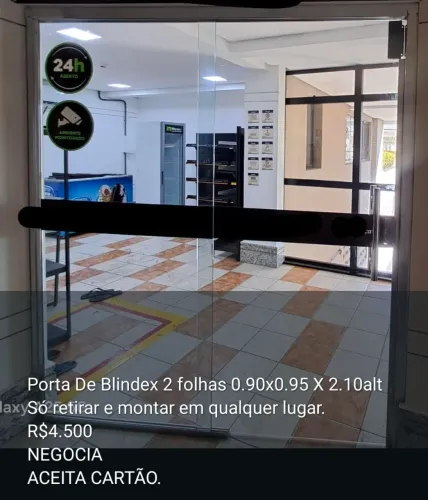 Vende-se porta de Blindex.