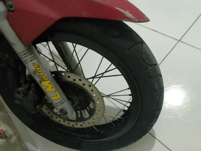 Aro 17 com os pneus moto
