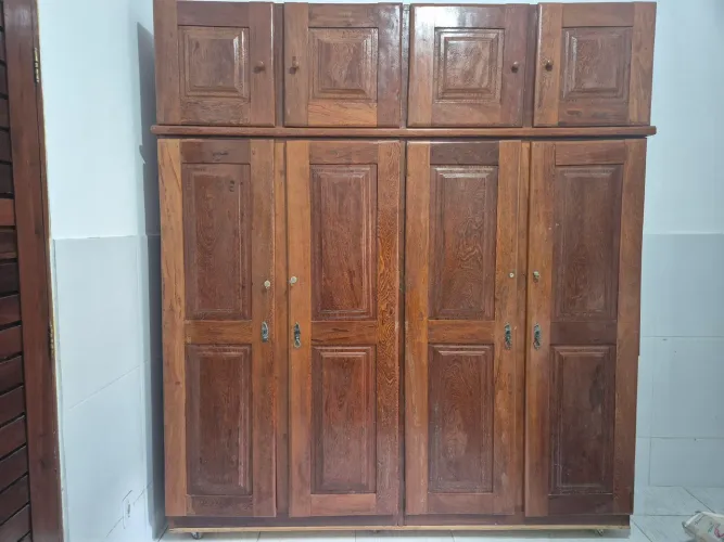 Guarda roupa de madeira pura 