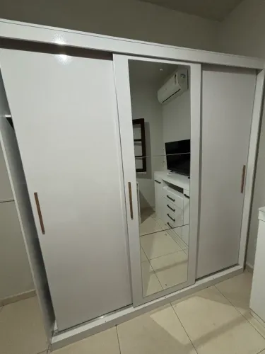 Guarda-Roupa com Espelho, 3 Portas de Correr e 2 Gavetas